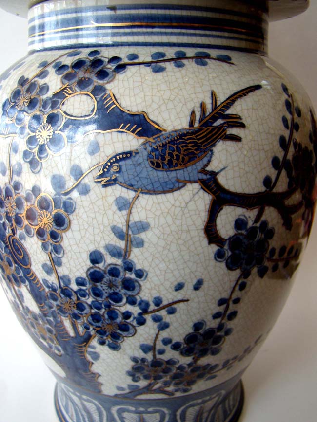 An attractive and large Chinese covered jar with gold highlights, 20th century. — image 2
